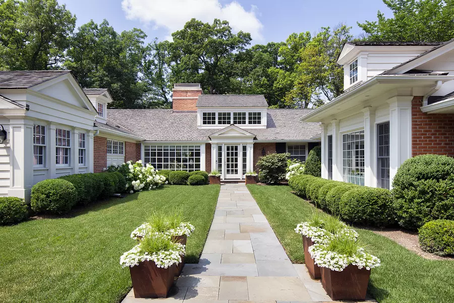 32 Moffett RD, Lake Bluff, IL 60044