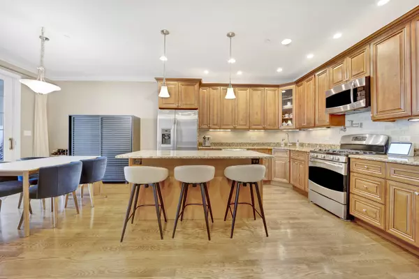 Westmont, IL 60559,1213 W Charles LN