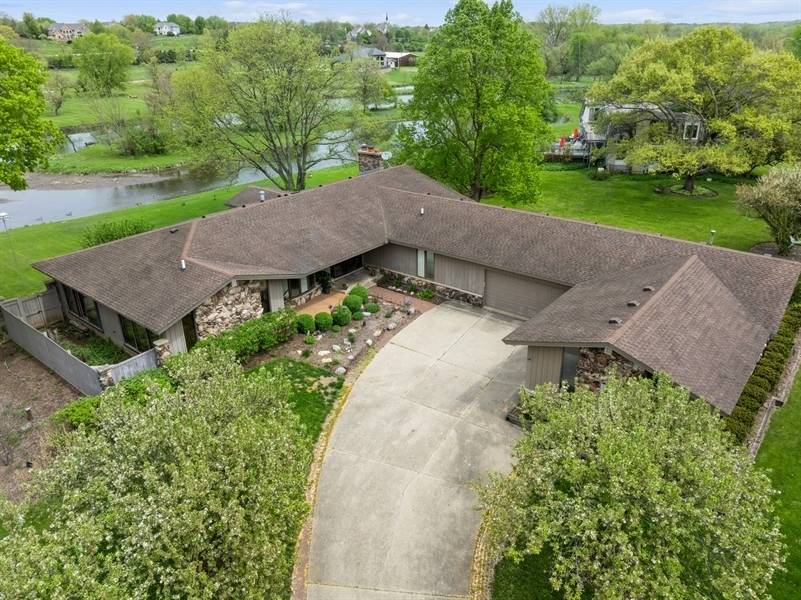 35W120 Duchesne DR, West Dundee, IL 60118