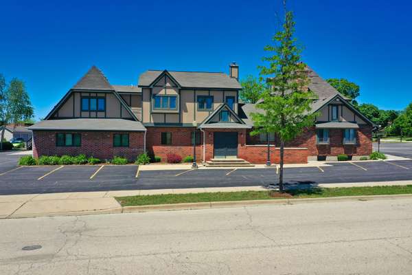 825 Village Quarter RD #825B, West Dundee, IL 60118