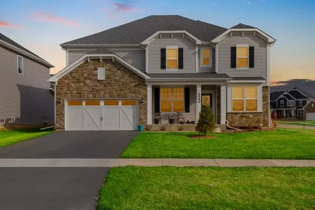 2540 Weatherbee LN, Naperville, IL 60563