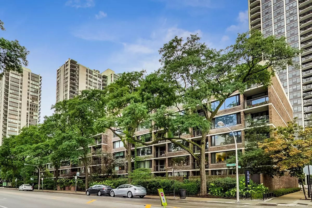 Chicago, IL 60610,1555 N Sandburg TER #205