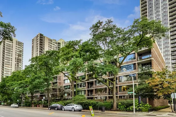 1555 N Sandburg TER #205,  Chicago,  IL 60610