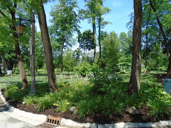 Lake Forest, IL 60045,375 Deerpath SQ