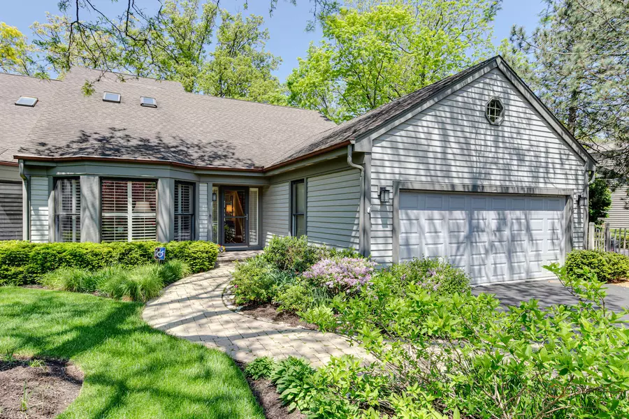 61 Warrington CT, Lake Bluff, IL 60044