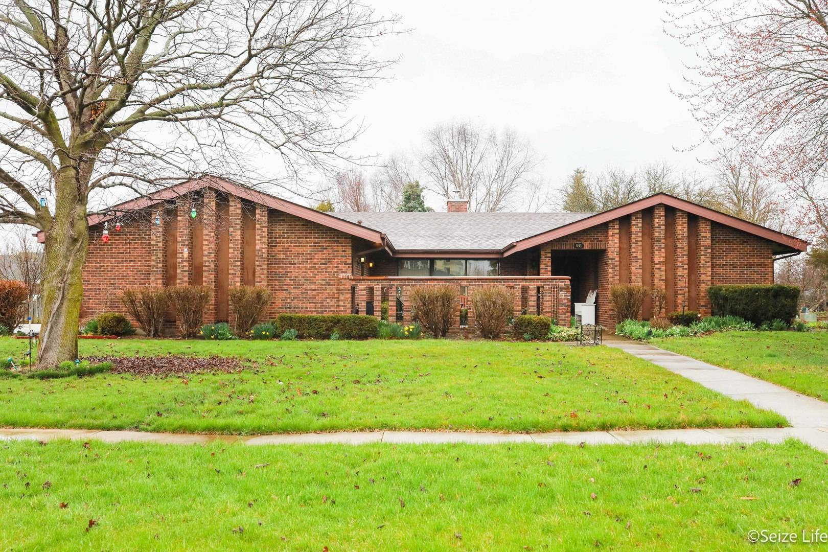 541 Fairway LN, Sycamore, IL 60178