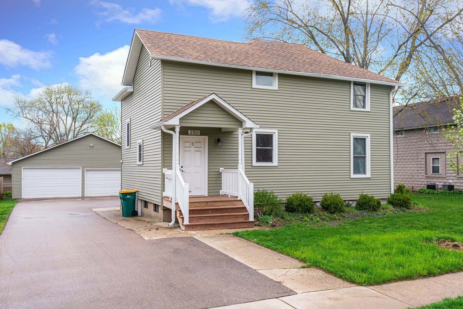 250 Mason CT, Sycamore, IL 60178