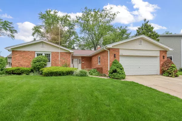 1279 Brentwood LN, Wheaton, IL 60189