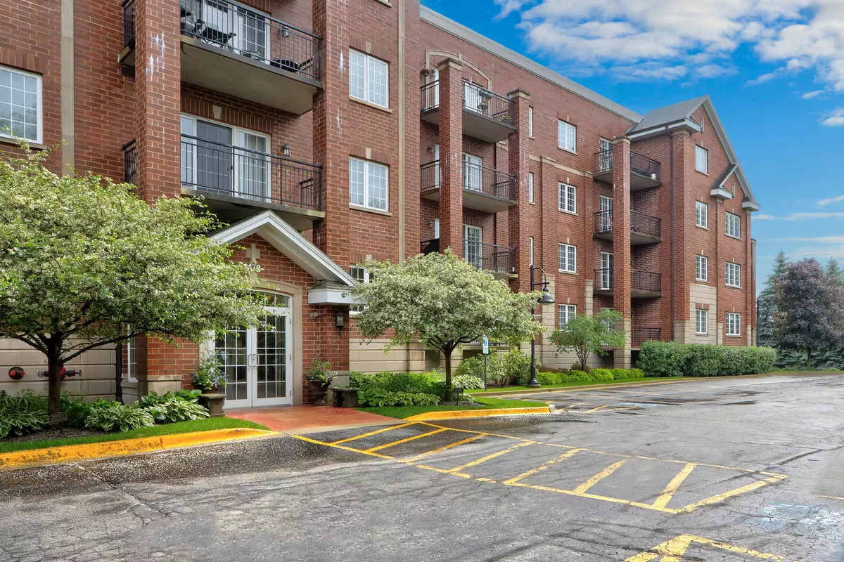 Libertyville, IL 60048,1479 N Milwaukee AVE #403