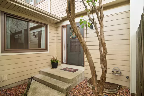 Deerfield, IL 60015,823 Bluebird ST