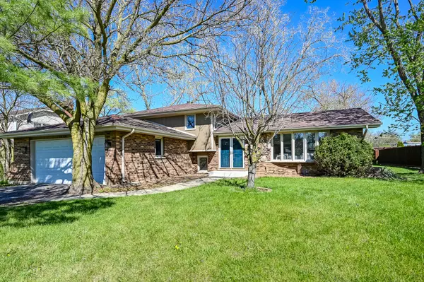 17W106 Elm ST, Willowbrook, IL 60527