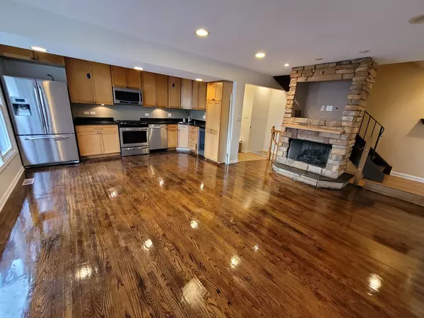 Deerfield, IL 60015,306 Inverrary LN