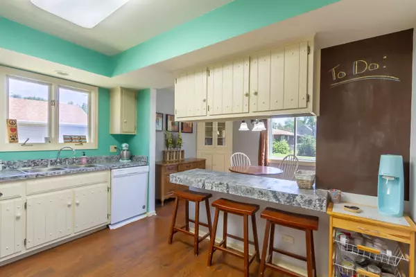 312 Dartmouth DR Elgin, IL 60123