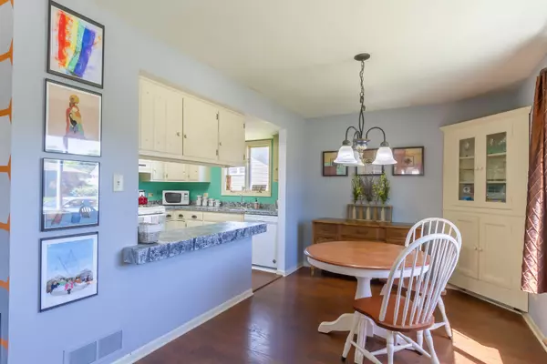 312 Dartmouth DR Elgin, IL 60123