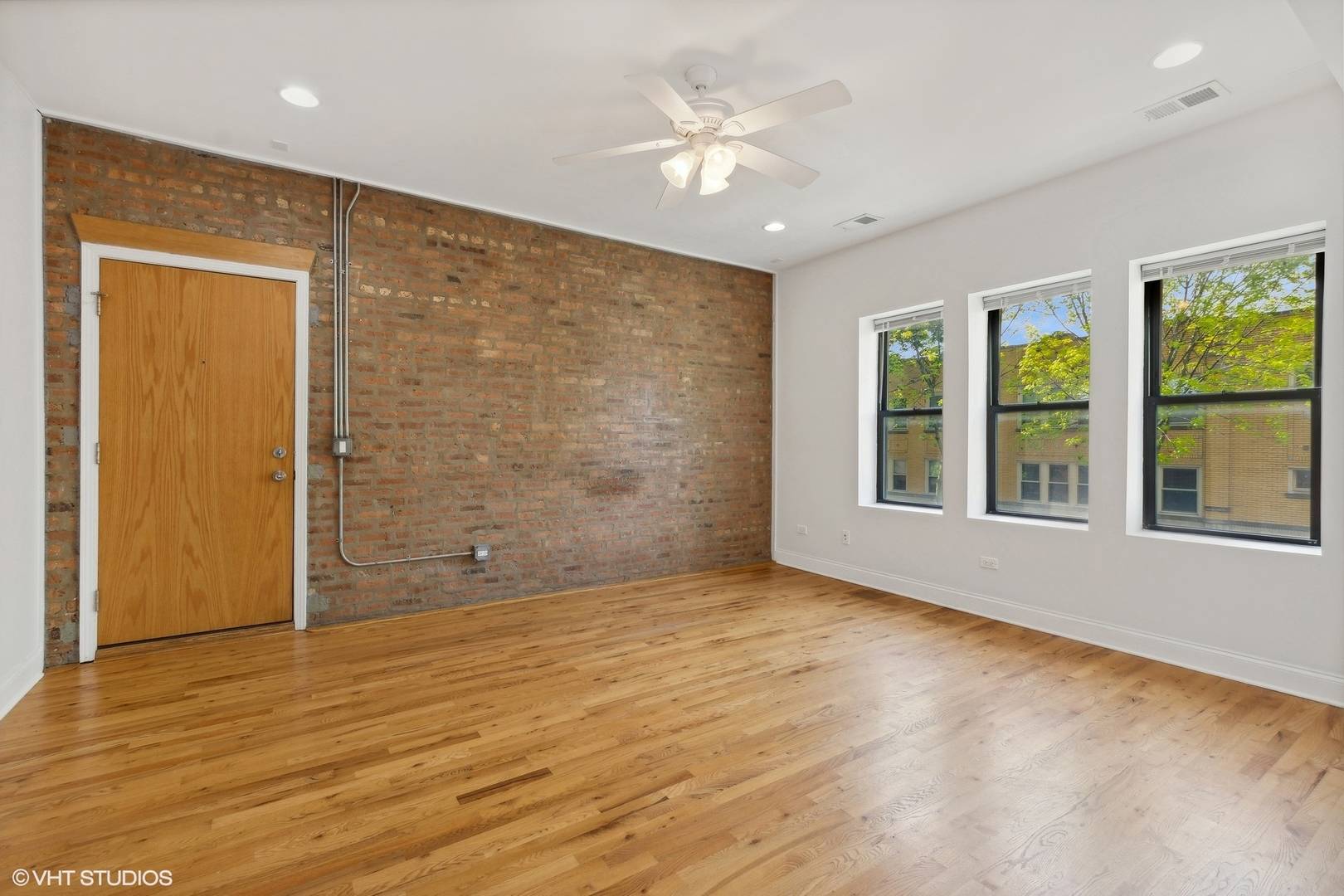 Chicago, IL 60618,3320 W BYRON ST #2