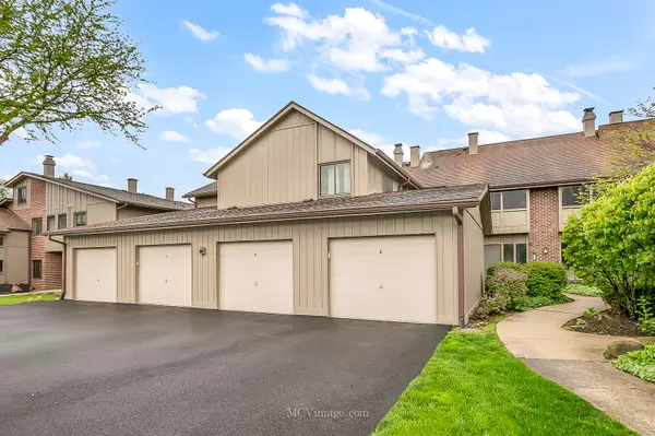 2S621 Enrico Fermi CT #F, Warrenville, IL 60555