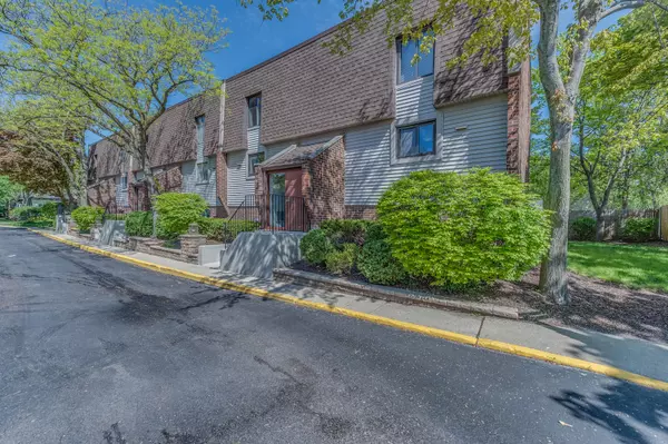 Deerfield, IL 60015,463 ELM ST #1G