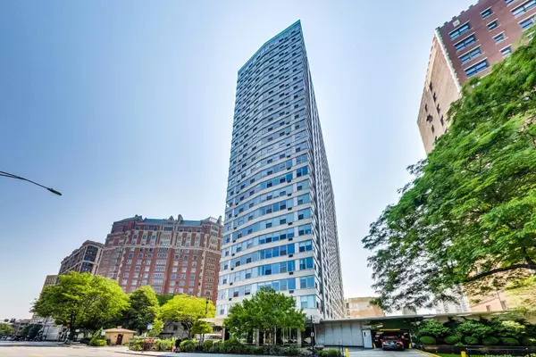 Chicago, IL 60613,3900 N Lake Shore DR #12E