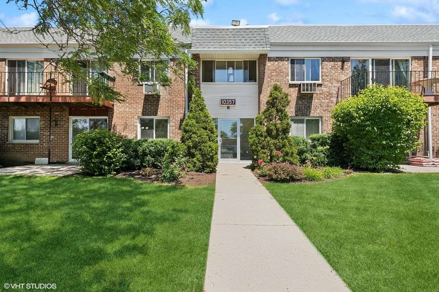 10357 Dearlove RD #1I, Glenview, IL 60025