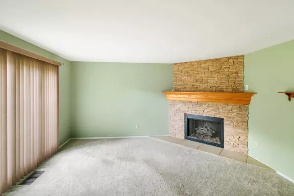 Montgomery, IL 60538,314 Boulder Hill PASS