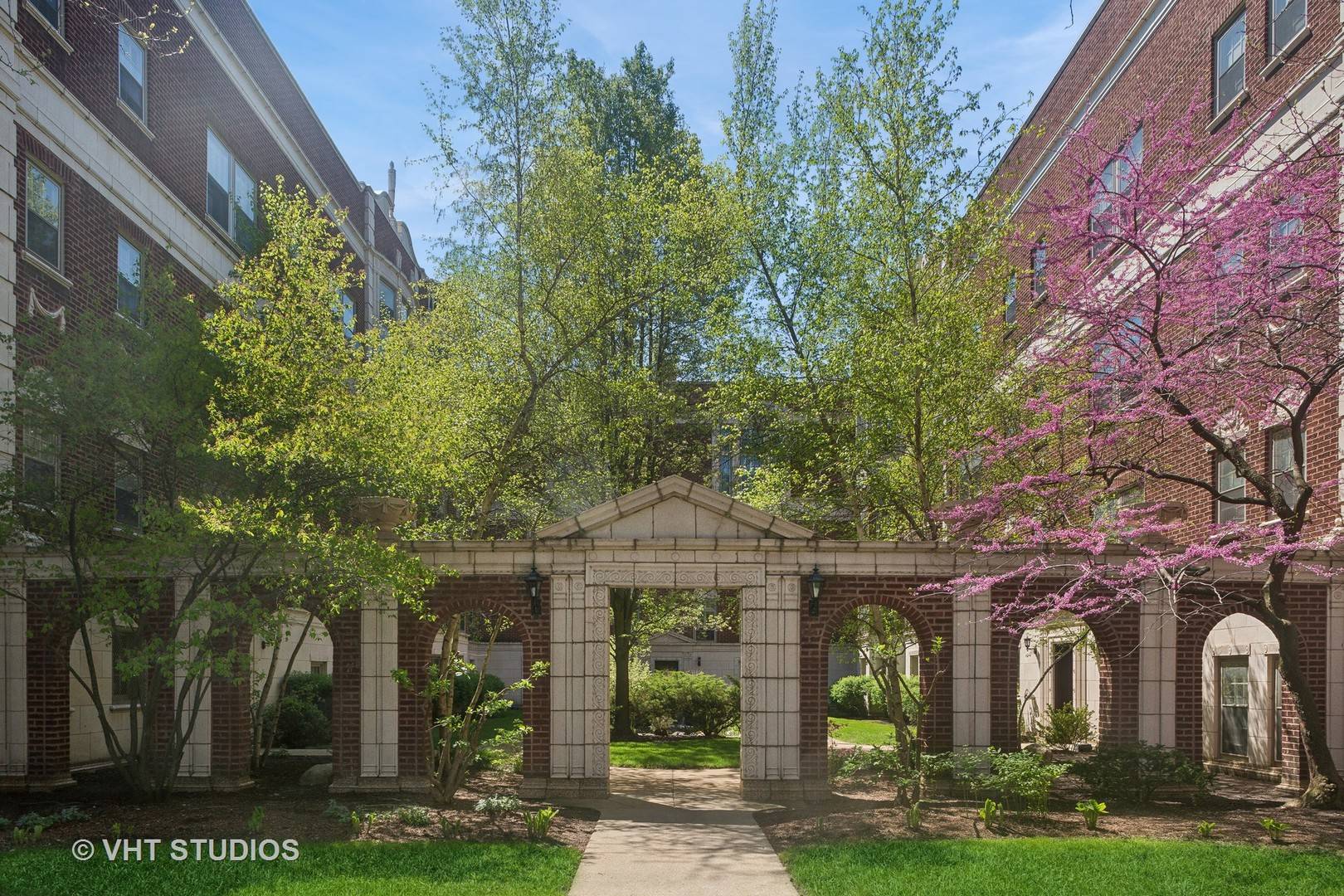 482 Sheridan RD #3, Evanston, IL 60202