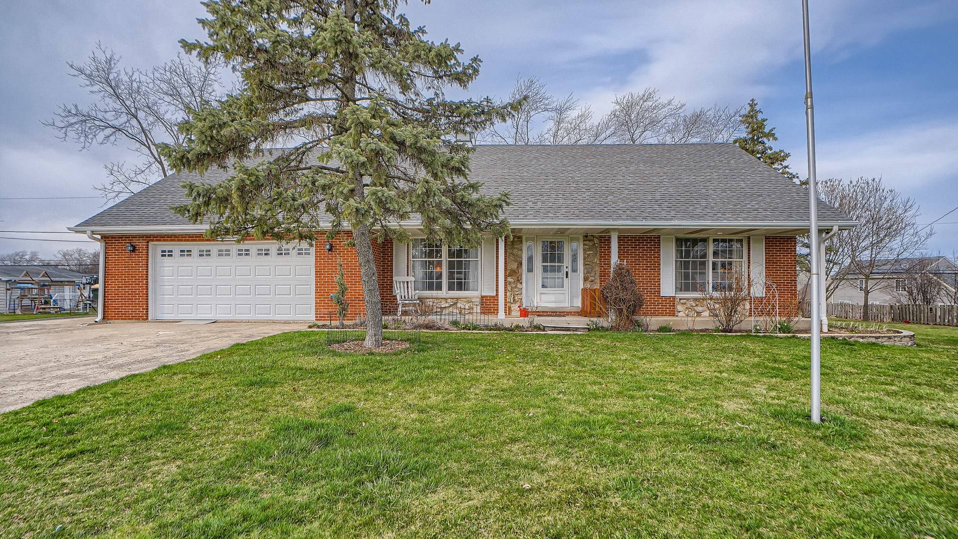 2420 Highland CIR, Lindenhurst, IL 60046