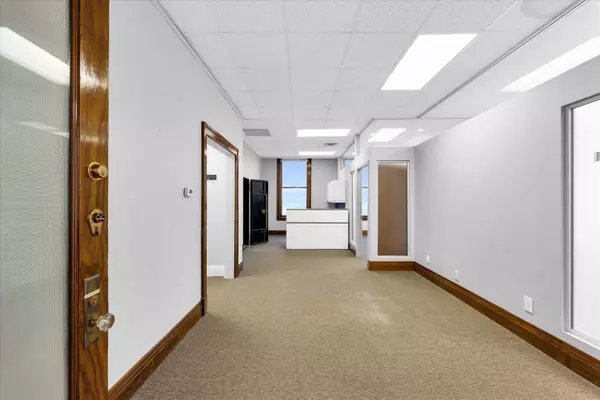 Champaign, IL 61820,41 E University AVE #3