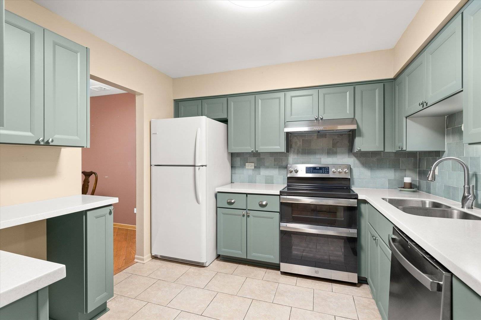 Darien, IL 60561,7510 Farmingdale DR #106