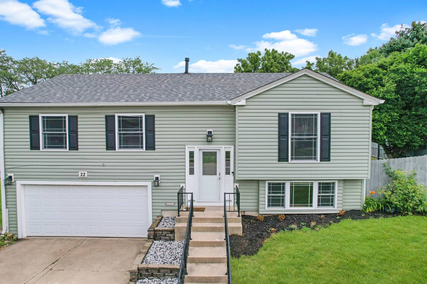 22 Fernwood RD, Montgomery, IL 60538