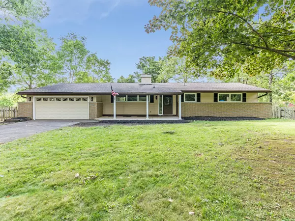 43w620 Thornapple Tree RD, Sugar Grove, IL 60554