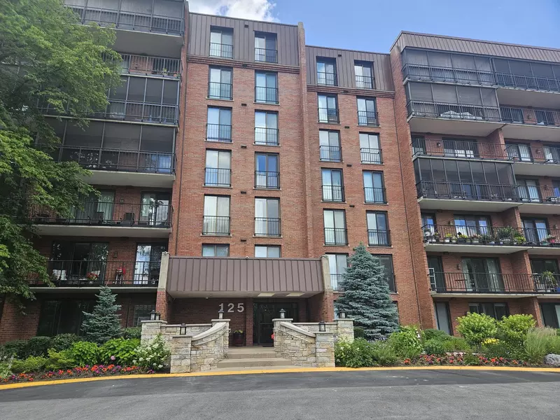 125 Acacia CIR #704E, Indian Head Park, IL 60525