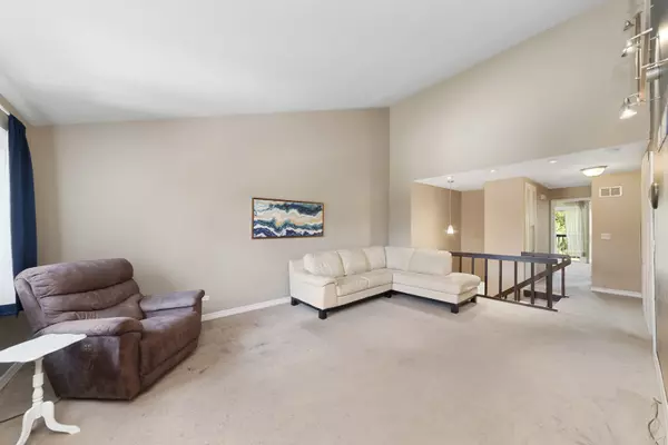 Warrenville, IL 60555,3S319 Briarwood DR