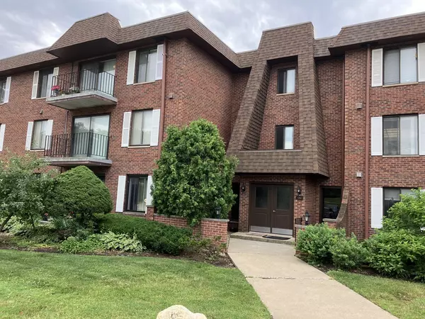 100 Clubhouse LN #202, Lake Zurich, IL 60047