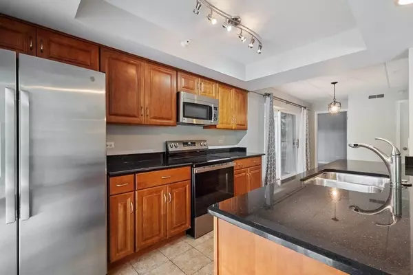Evanston, IL 60202,811 CHICAGO AVE #201