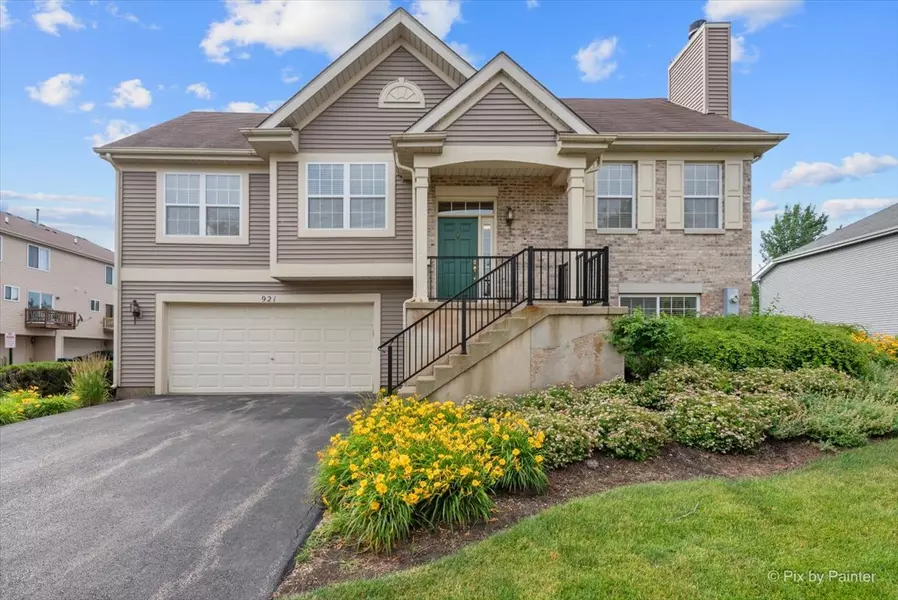 921 Emerald DR, Pingree Grove, IL 60140