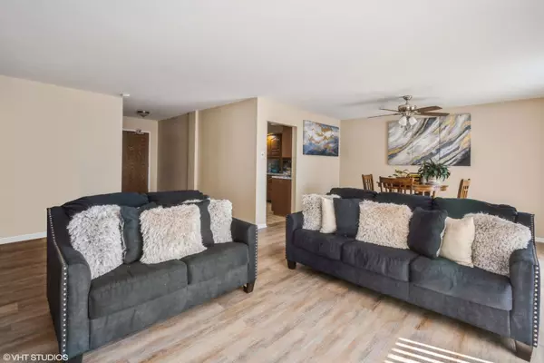 Glenwood, IL 60425,900 W Sunset DR #304