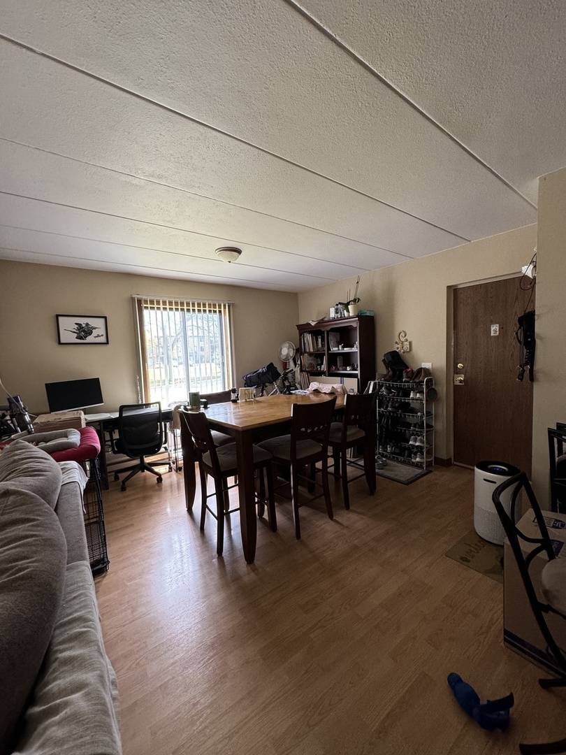 Addison, IL 60101,718 BRIAR HILL LN #2