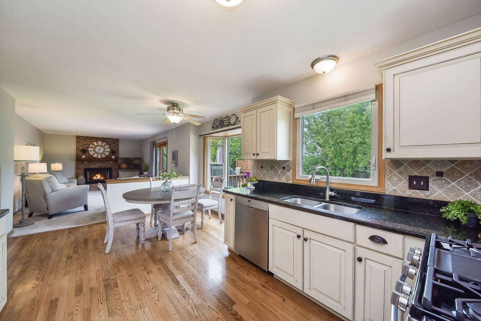 Batavia, IL 60510,1327 Larkspur LN