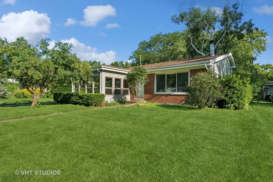 904 Noel DR, Mundelein, IL 60060