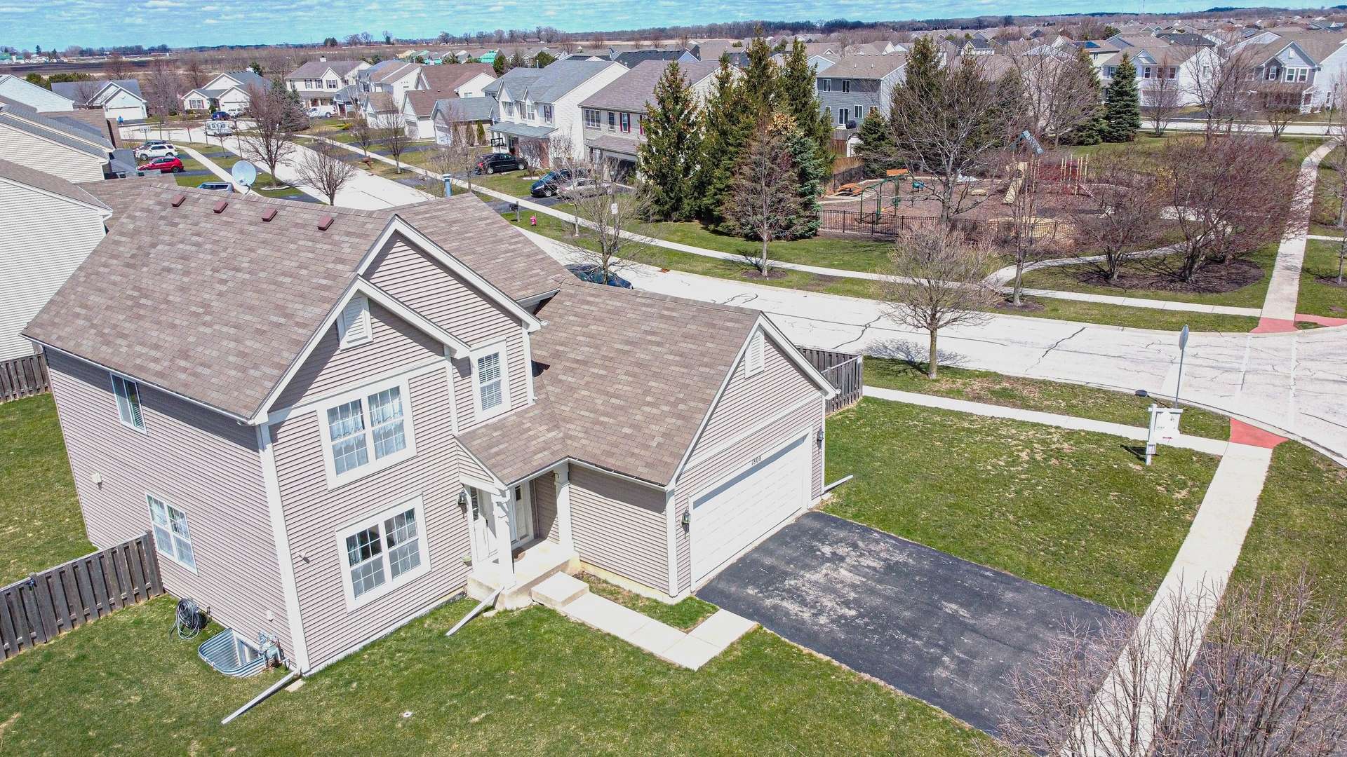 1808 Lake Bluff LN, Pingree Grove, IL 60140
