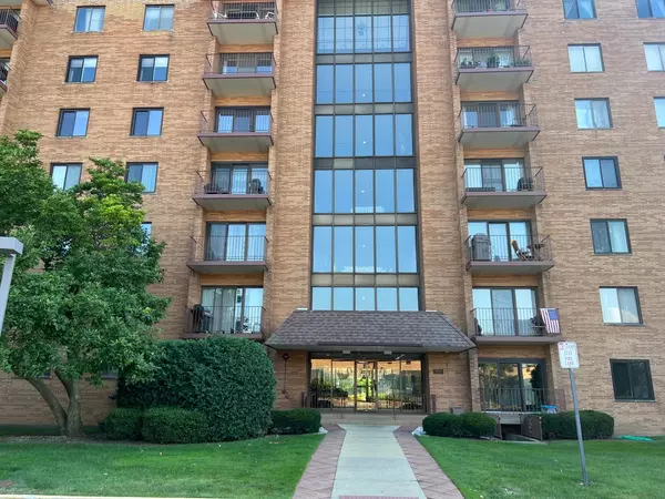 1747 W Crystal LN #503, Mount Prospect, IL 60056