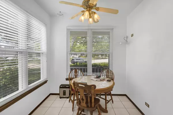 706 Pinehurst DR North Aurora, IL 60542