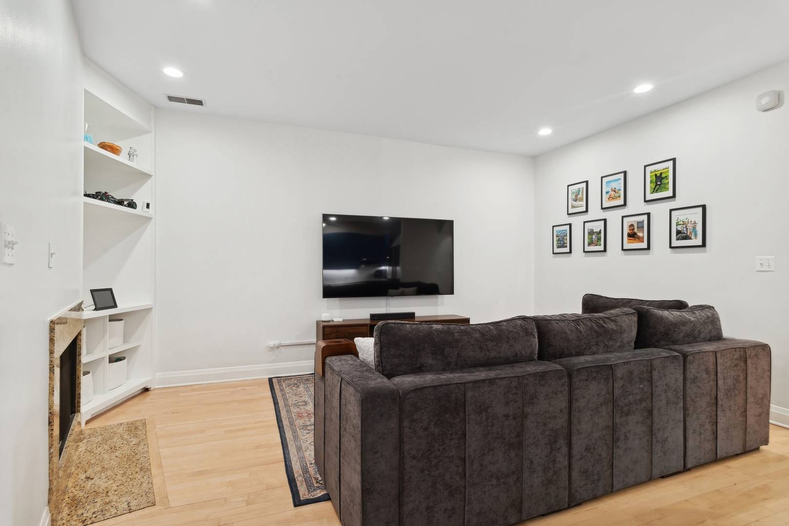 Chicago, IL 60610,120 W Oak ST #2D
