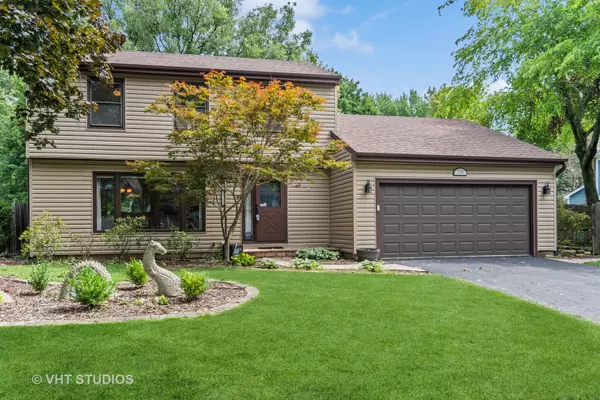 2106 Templar DR, Naperville, IL 60565