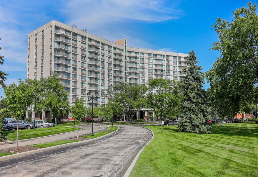 20 N Tower RD #12F, Oak Brook, IL 60523