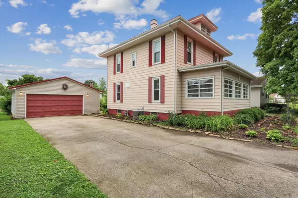 210 W Byron ST, Sidney, IL 61877