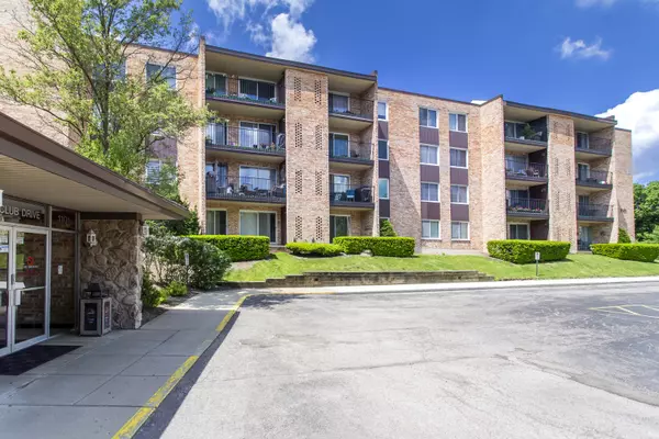 1101 S Hunt Club DR #103, Mount Prospect, IL 60056