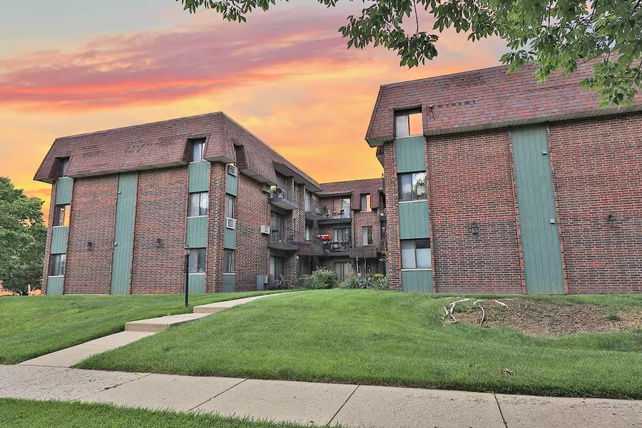 4946 Douglas RD #202, Downers Grove, IL 60515