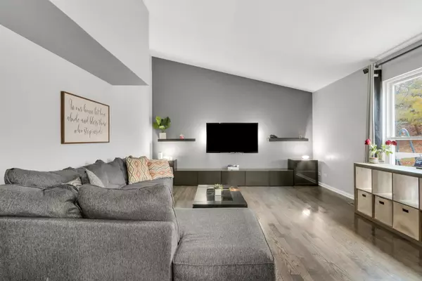 Round Lake Beach, IL 60073,110 W LINDSAY DR