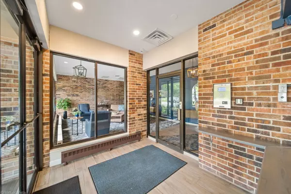 Willowbrook, IL 60527,301 Lake Hinsdale DR #303